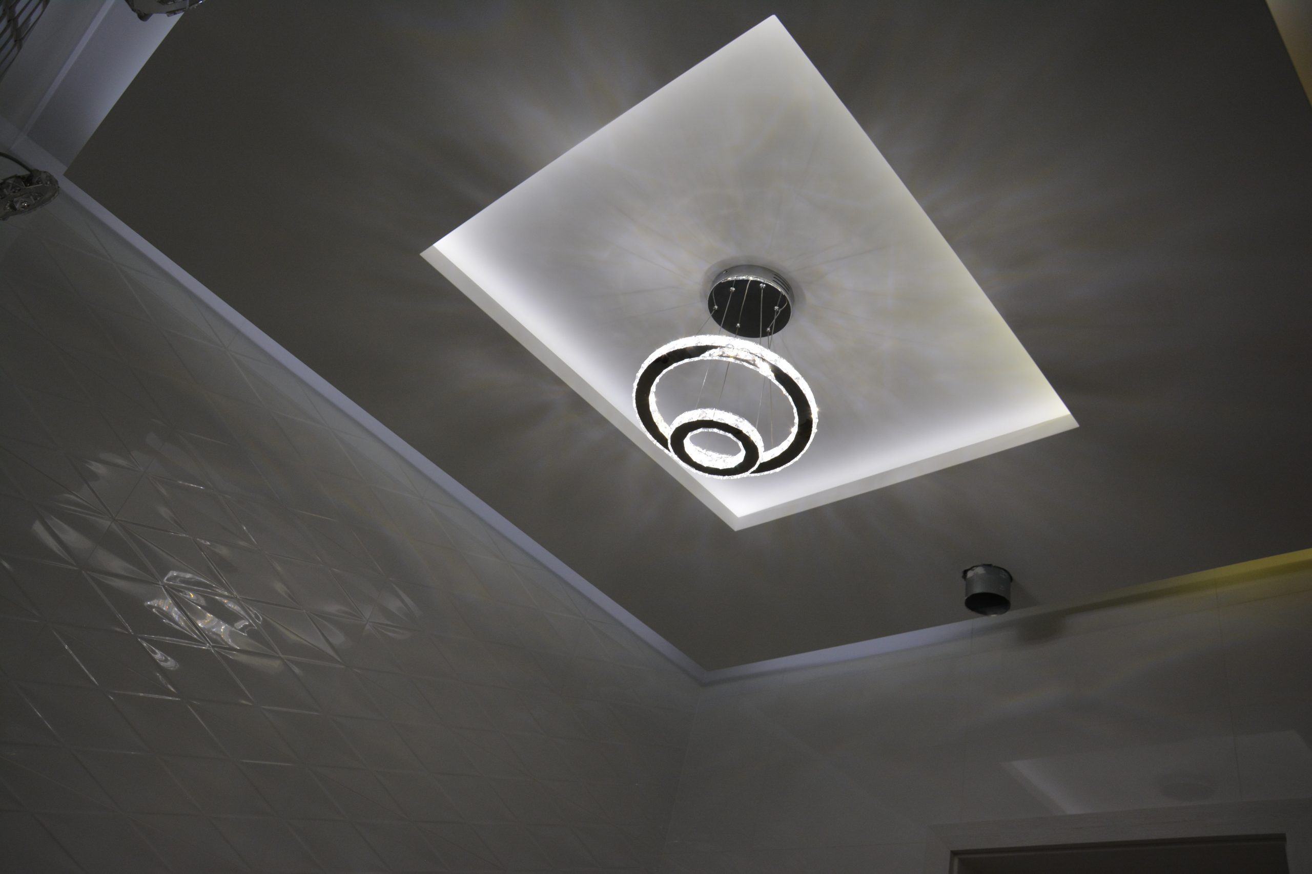 Łazienka z sufitem podwieszanym i oświetleniem LED