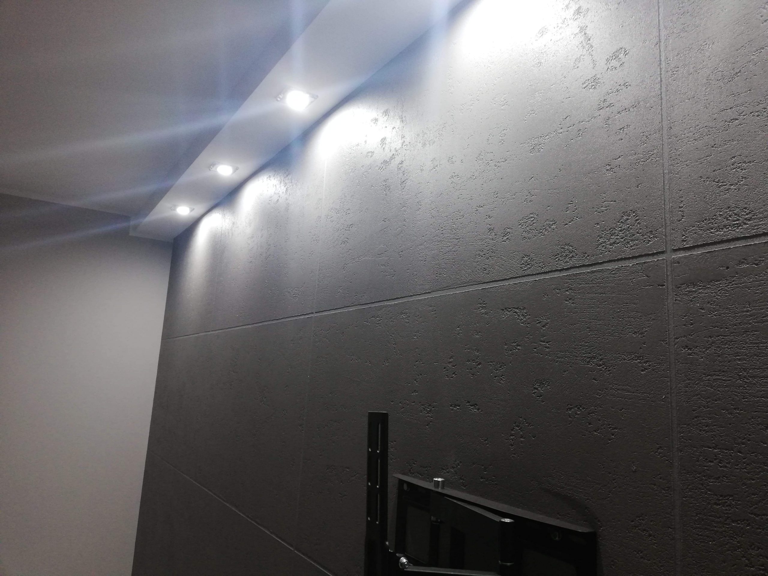 Ściana z betonem architektonicznym i oświetleniem LED