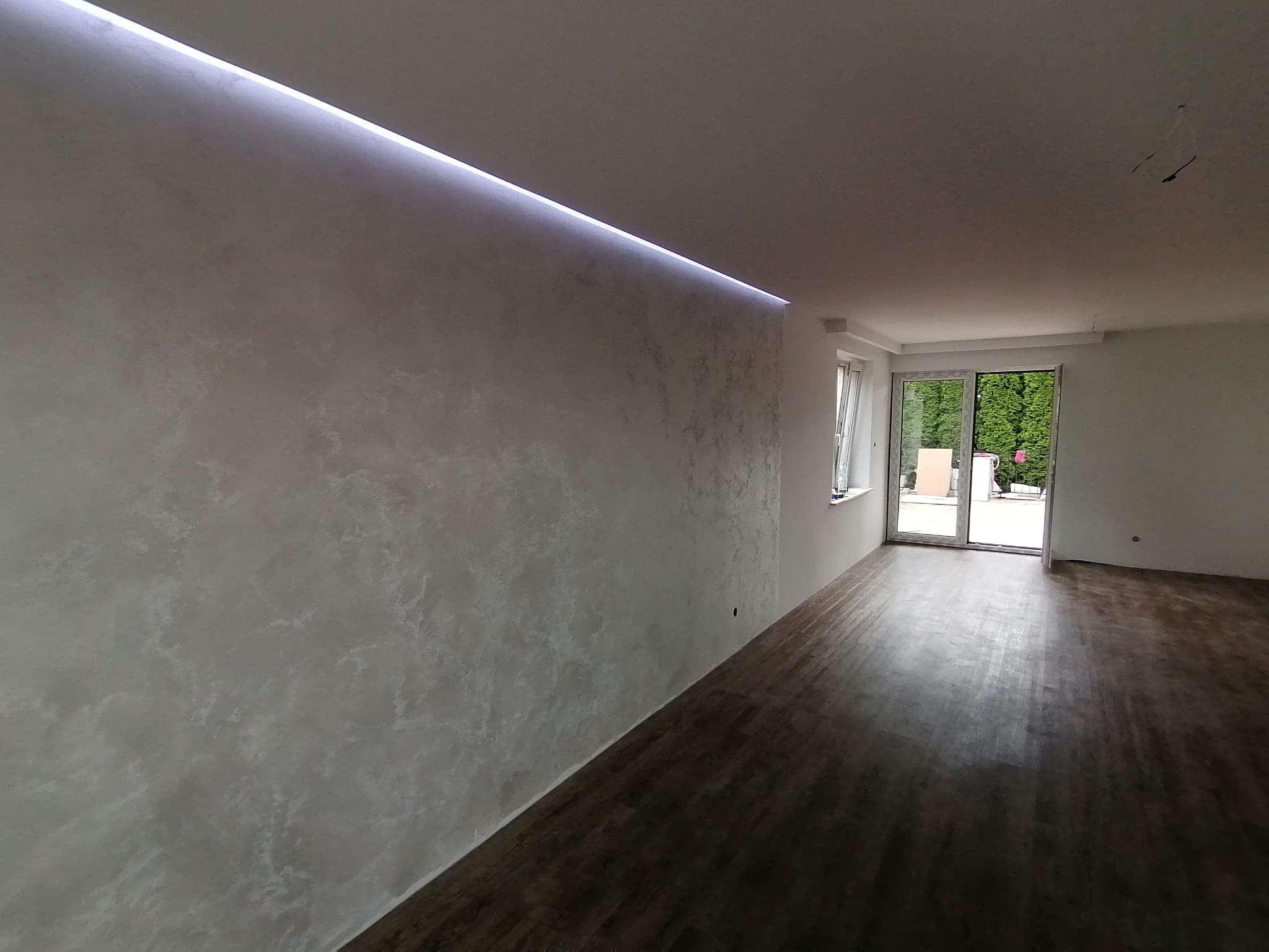 Ściana z betonem architektonicznym i oświetleniem LED
